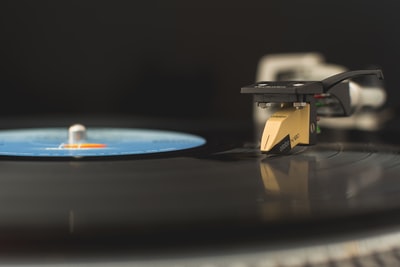Vinyl albums on the turntable rotate
